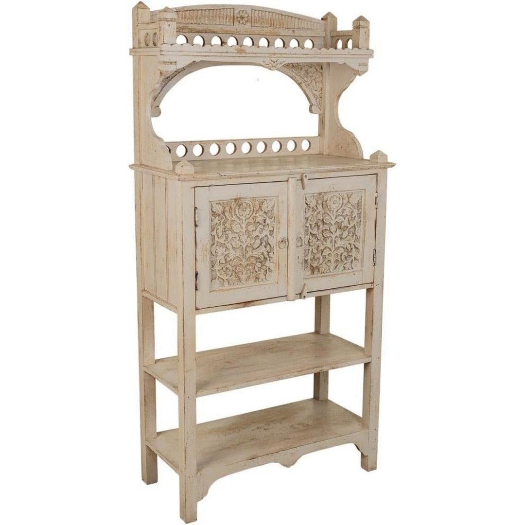 Geschlossener Stauraum praegt das Sideboard in Creme