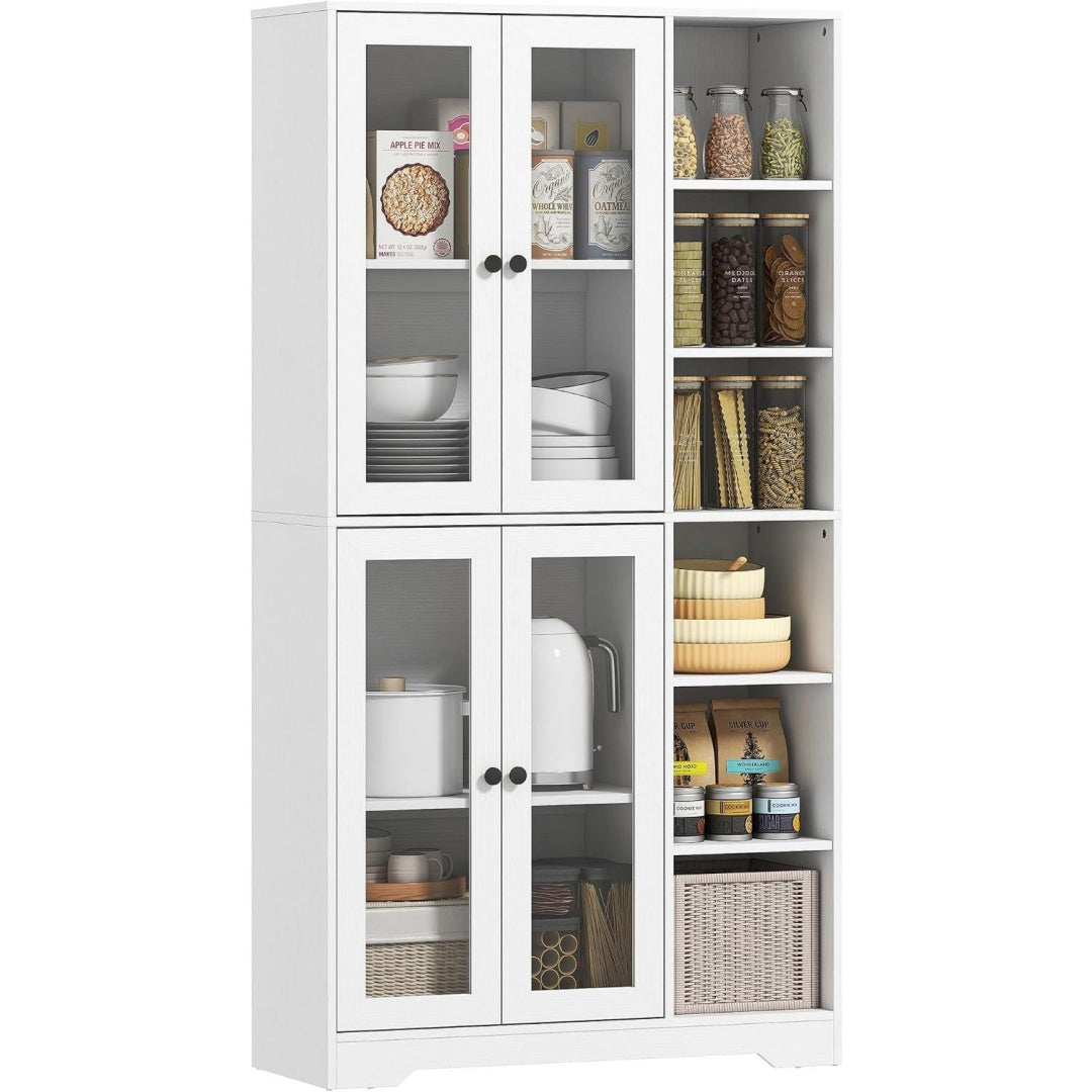 Glastueren und offene Ablagen an dem Sideboard