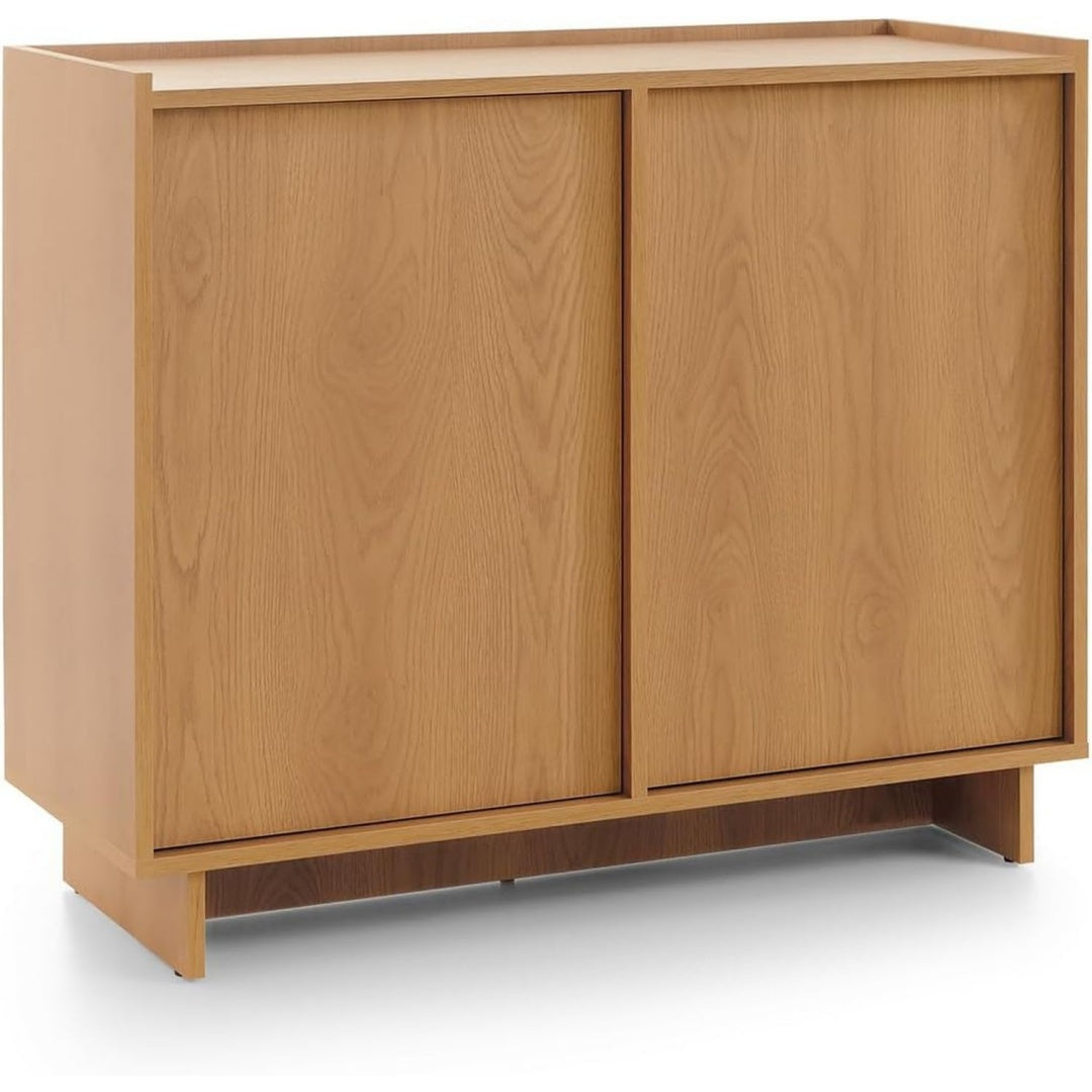 Sideboard mit verstellbaren Ablagen, grifflosen Fronten und beschichteten Flaechen