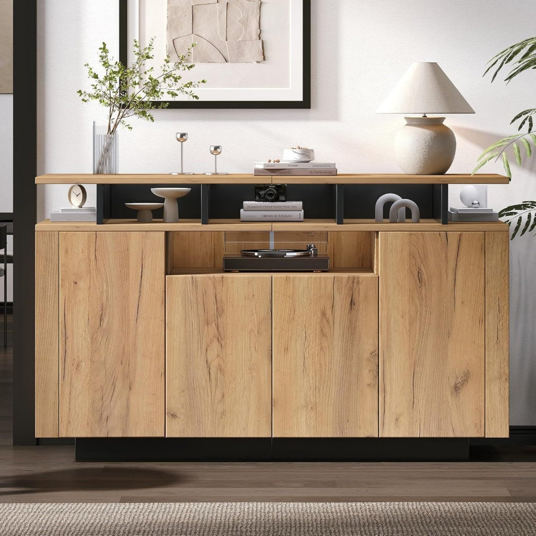 4 Tueren treffen auf offene Ablagen an dem Sideboard