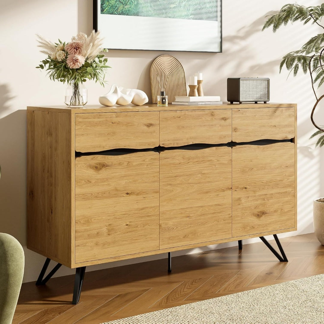 Ein Metallgestell trifft auf 3 Tueren an dem Sideboard