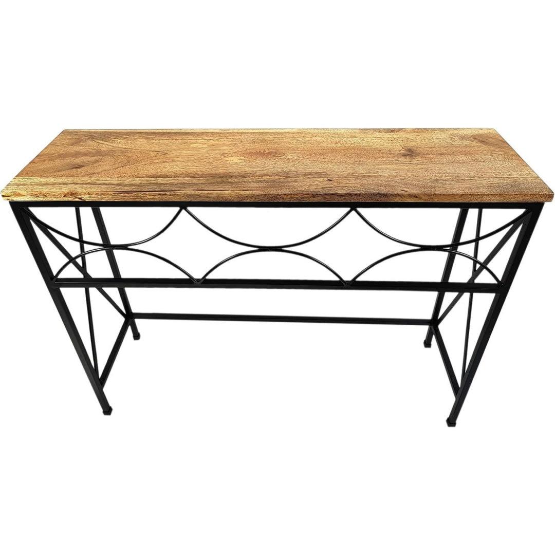 Das Sideboard verbindet seine Form mit Metall und Mangoholz