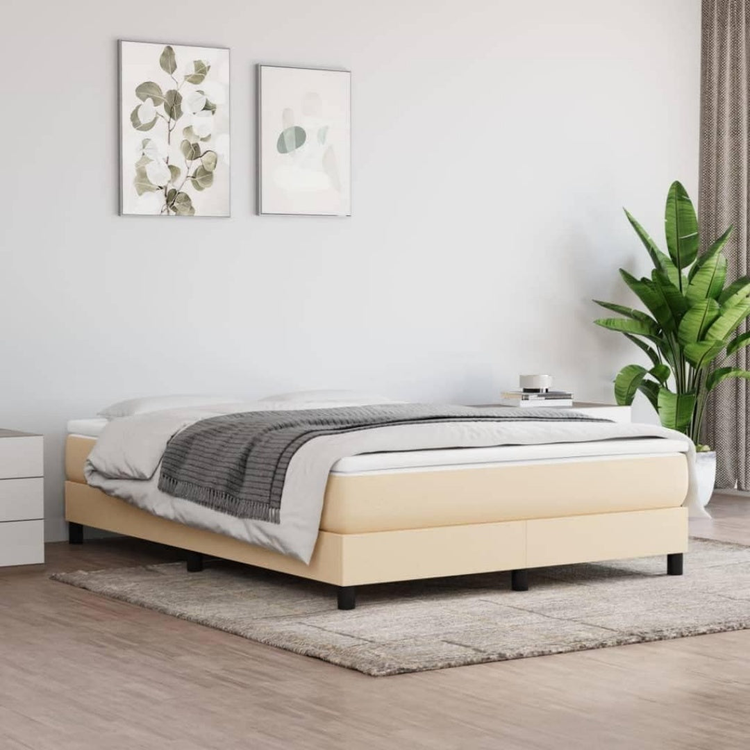 Das Bettgestell nimmt mit 193 x 140 x 25 cm Gestalt an