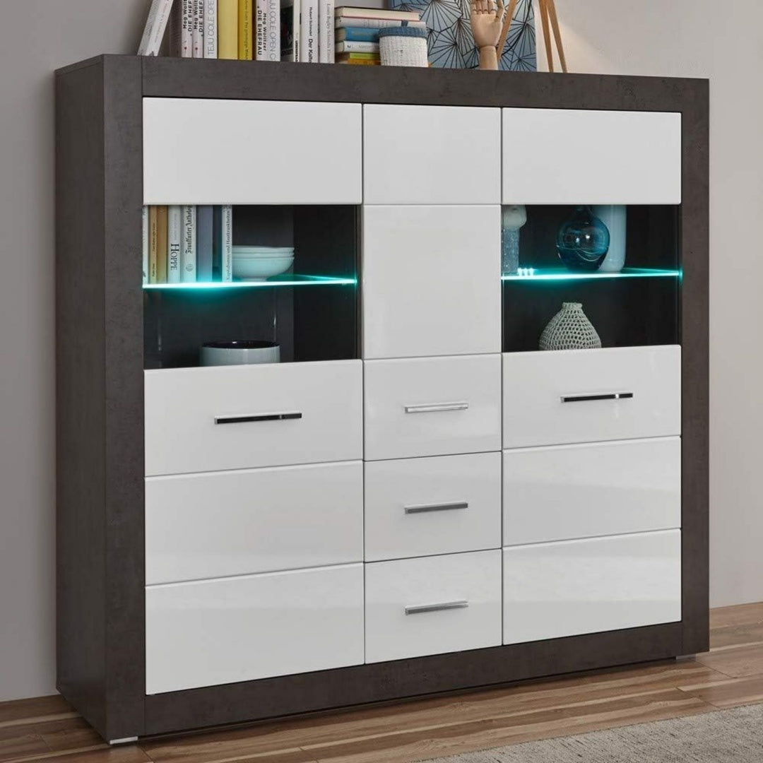 LED Beleuchtung und glaenzende Oberflaechen an dem Hochschrank