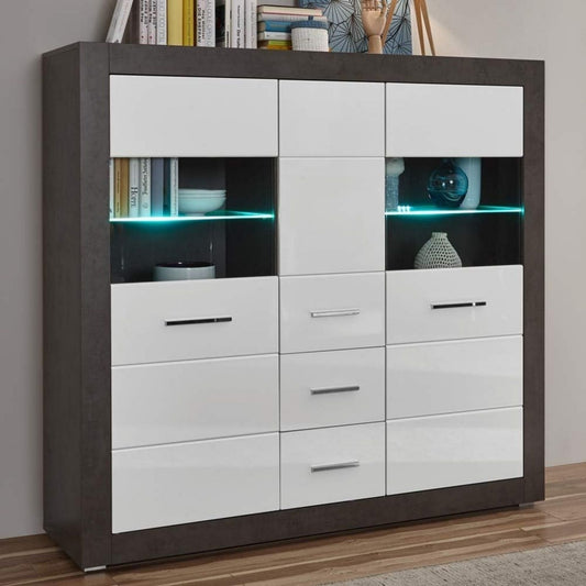 LED Beleuchtung und glaenzende Oberflaechen an dem Hochschrank