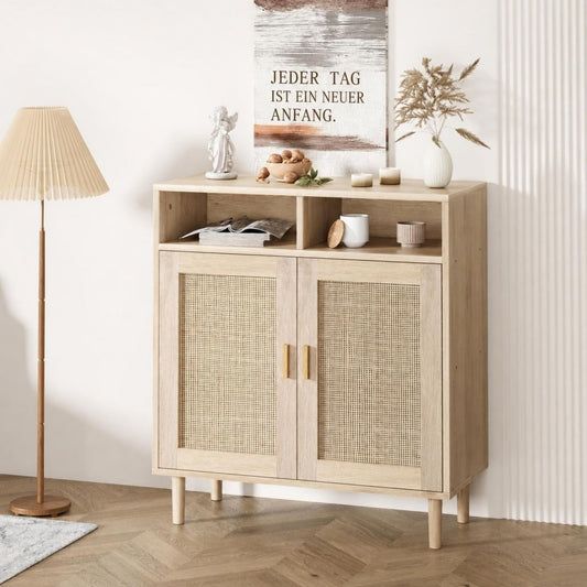 Holzbeine treffen auf verstellbare Ablagen an dem Sideboard