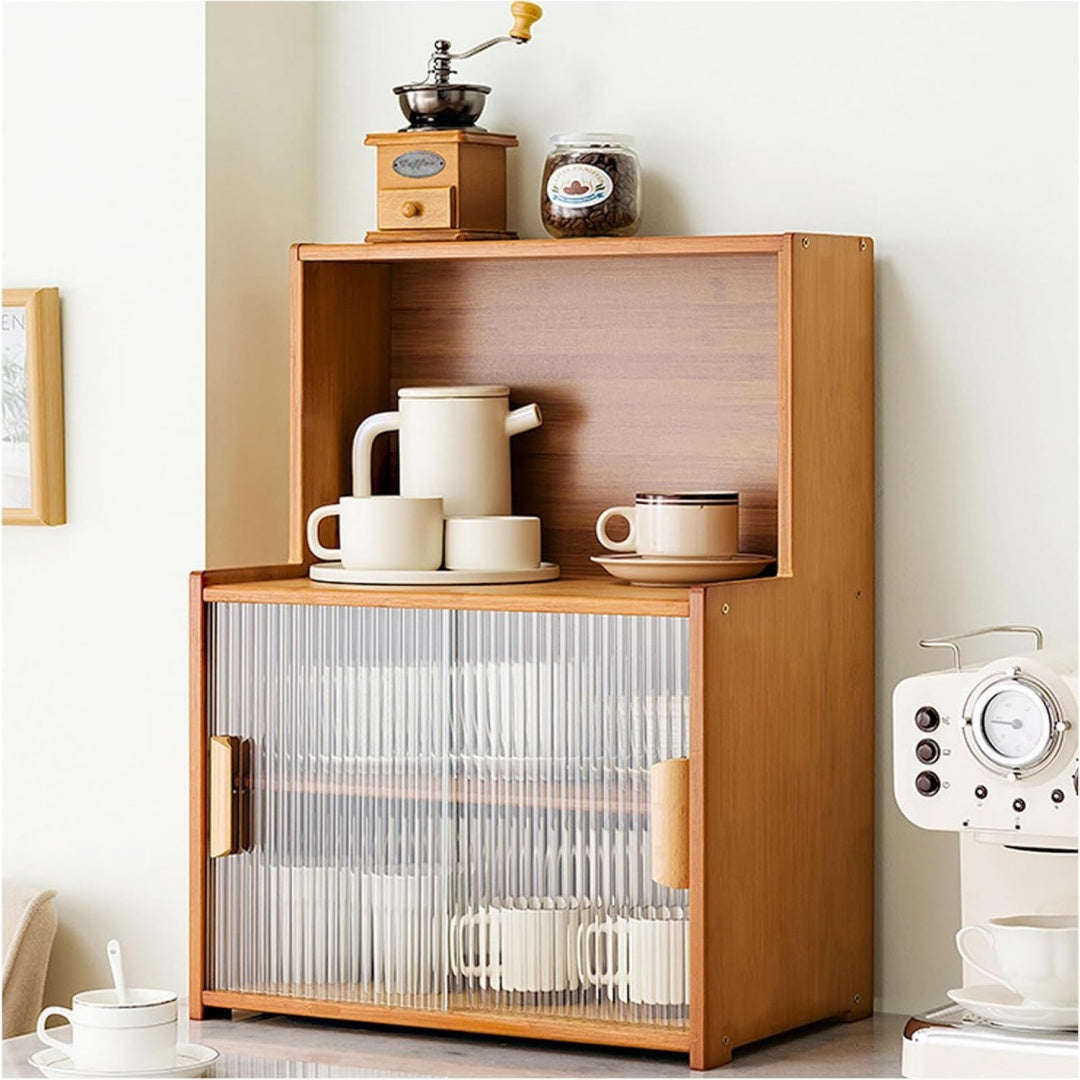 Sideboard aus Massivholz zeigt Schiebetueren