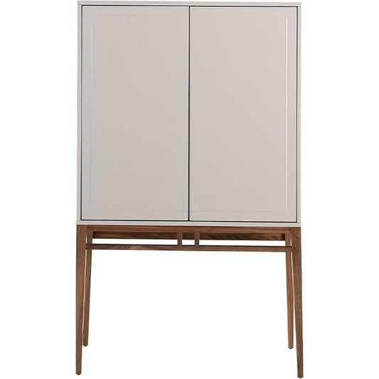 Nussbaumbraun und Grau bestimmt die Farbgebung von dem Sideboard