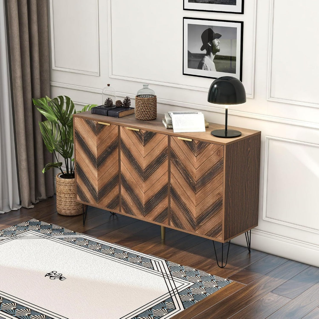 Ein Metallgestell praegt das Sideboard in Braun