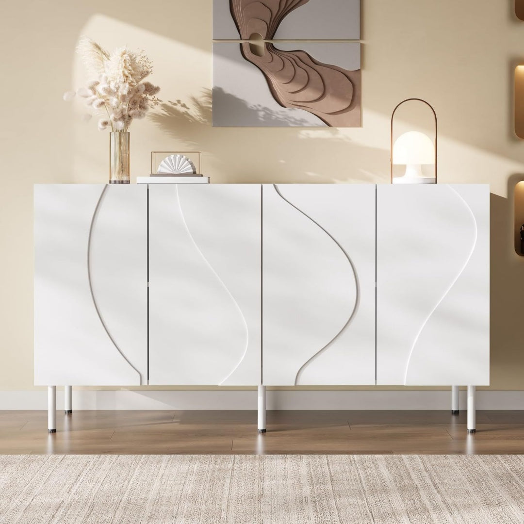 Grifflose Fronten praegen das Sideboard aus Holzwerkstoff