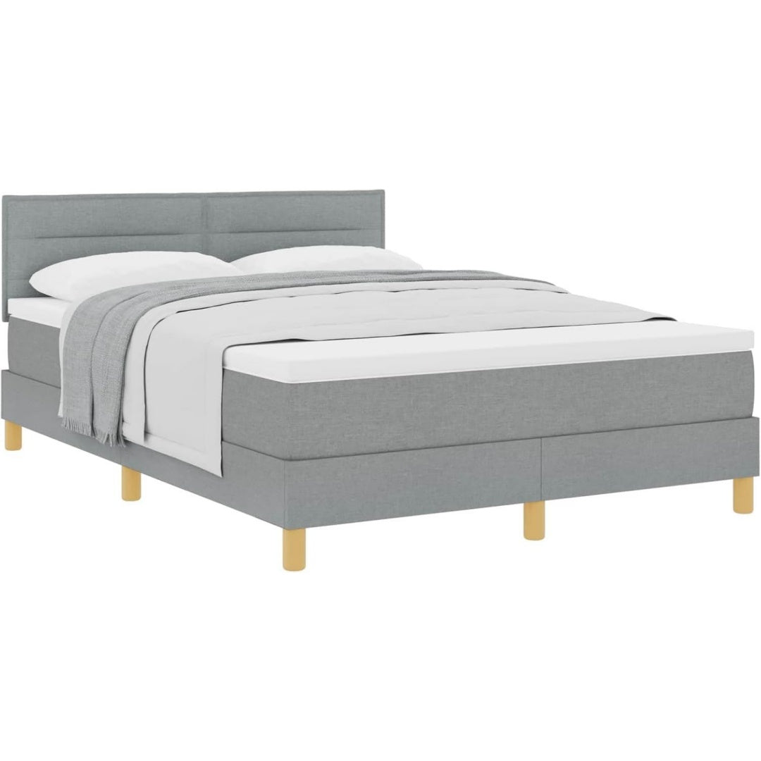 Das Boxspringbett nimmt mit 140 x 200 cm Gestalt an