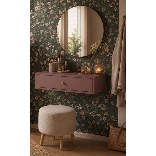 Runde Griffknoepfe praegen das Sideboard in Violett
