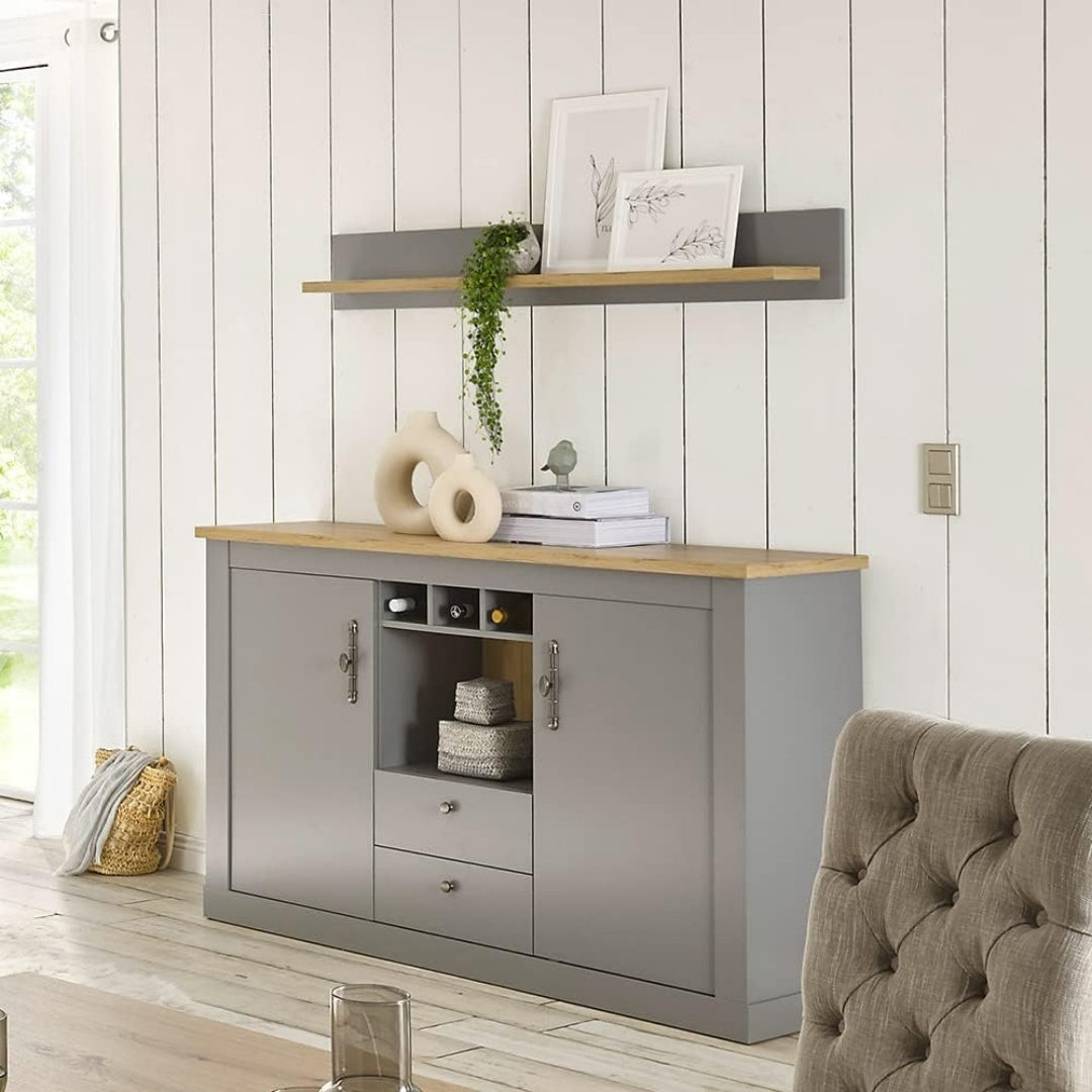 LED Beleuchtung und Metallgriffe an dem Sideboard